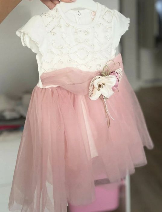 Śliczna biało - różowa sukienka r.80