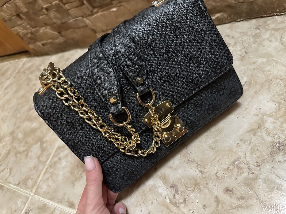 Сумка GUESS б/у вмістка
