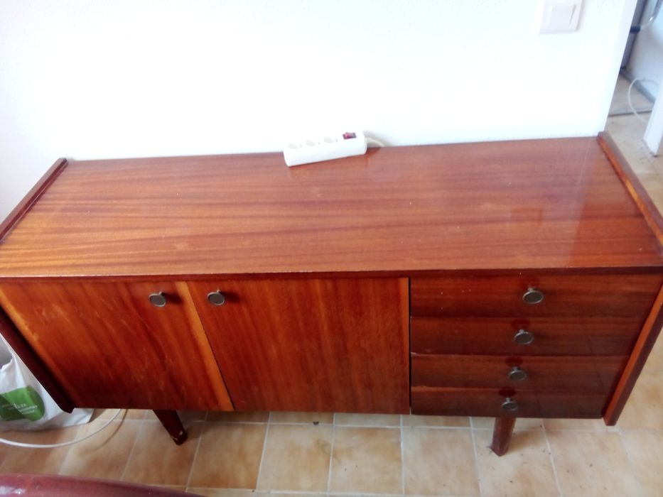 Moveis de casa de jantar envernizado com cadeiras, mesa extensível. Vendo urgente para desocupar.