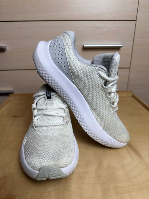 Under Armour Charged Surge 4 чоловічі кросівки 40 25 см