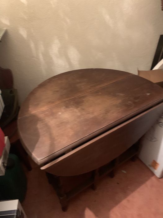 Mesa redonda, dobrável de dois lados.