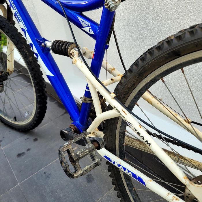 2 bicicletas, uma btt e uma dirt bike