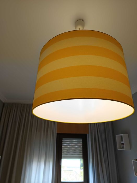 Candeeiro de teto às riscas amarelo e branco