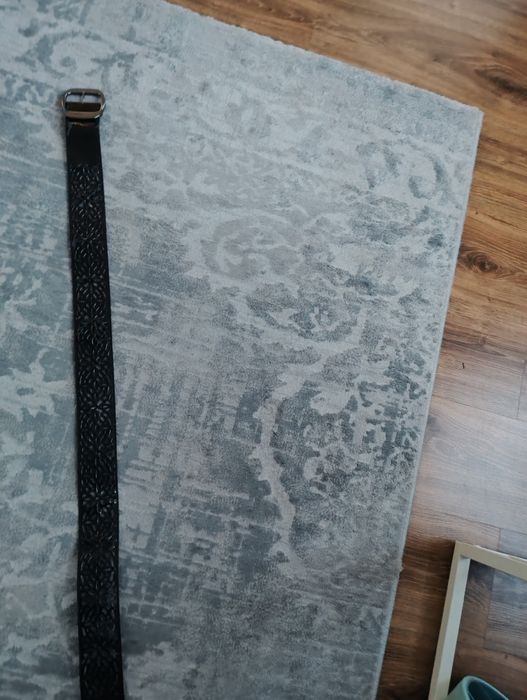 Pasek lakierowany, ażurowy.