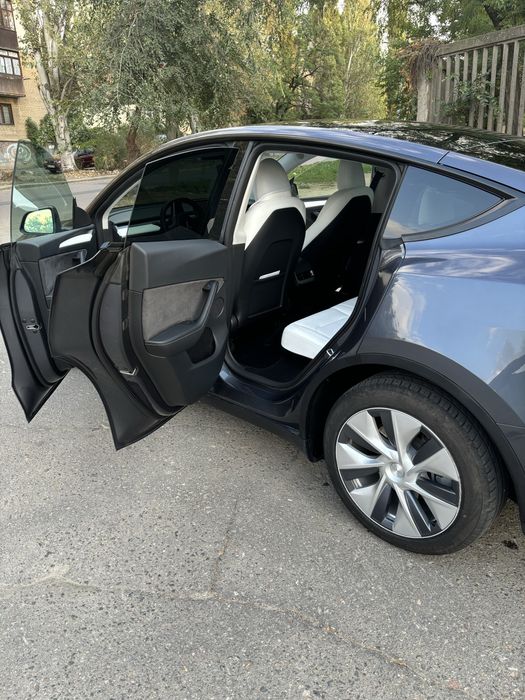 Продаю машину TESLA модель Y