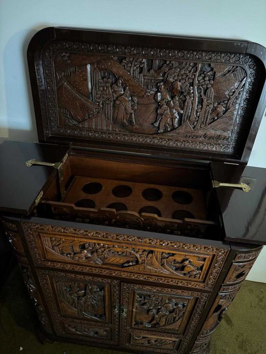 Bar antigo- esculpido a mão