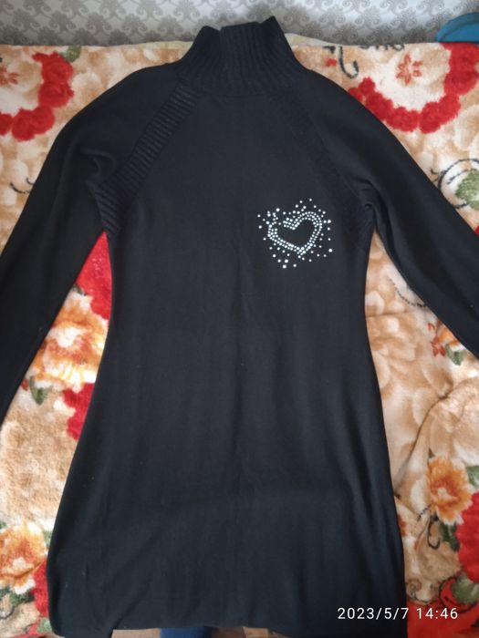 Чёрное платье з блёстками на груди