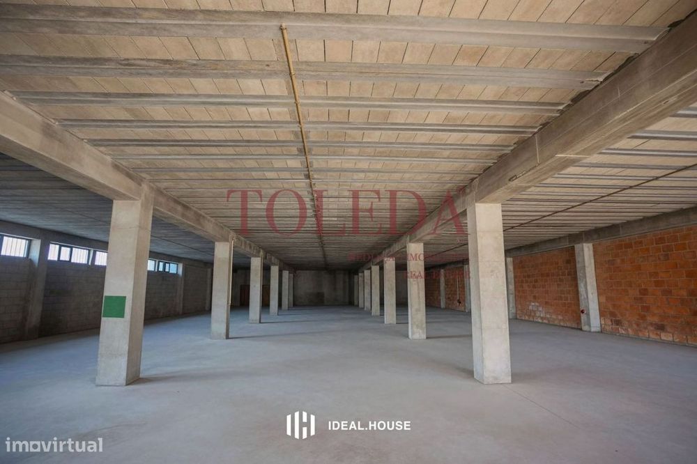 Armazém com 700m2 em zona Industrial