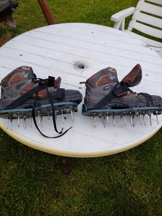 Buty z kolcami do napowietrzania gleby