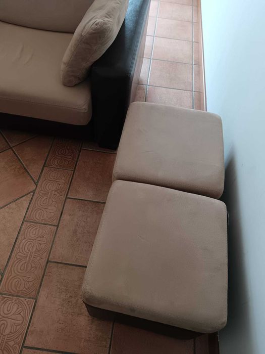 Sofá e puffs castanho/bege