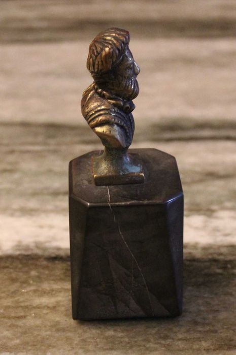 Busto de Luís Vaz de Camões com 12cm de altura, bronze sobre mármore.