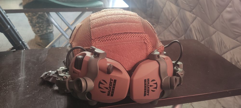 Каска, шолом з кавером та активними навушниками Walker's Razor