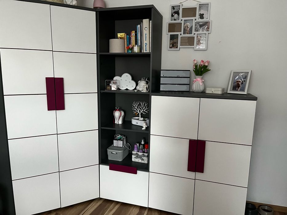 meble do pokoju biało szaro ciemno różowe