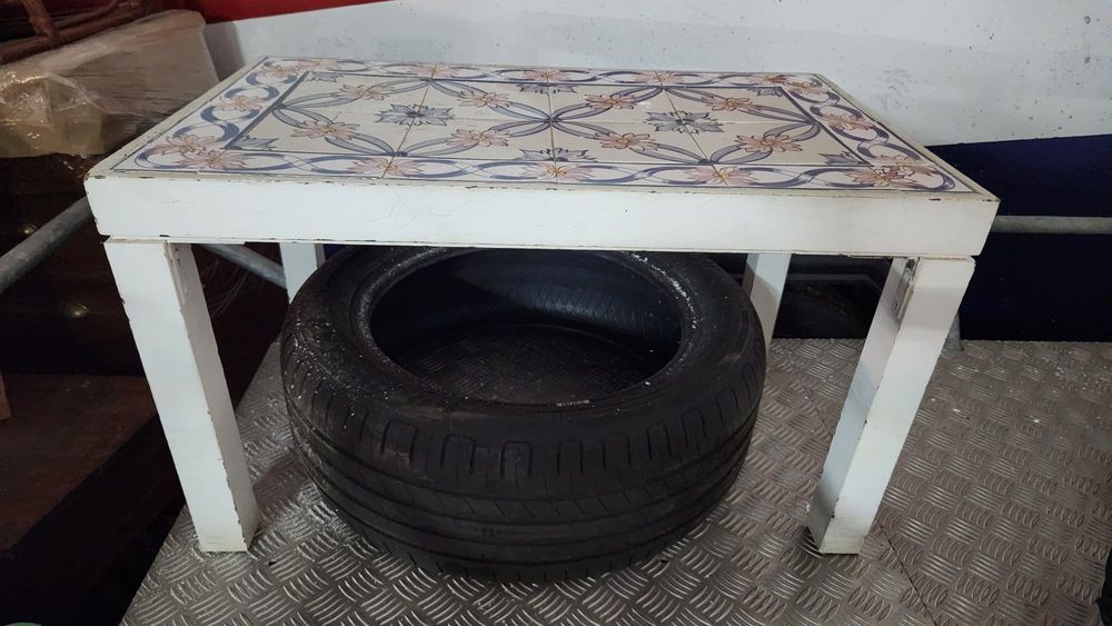 Vendo mesa de apoio madeira branca forrada a azulejos usada