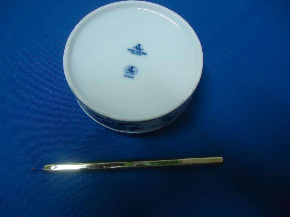 Caixa  em Porcelana Vista Alegre `Margão `