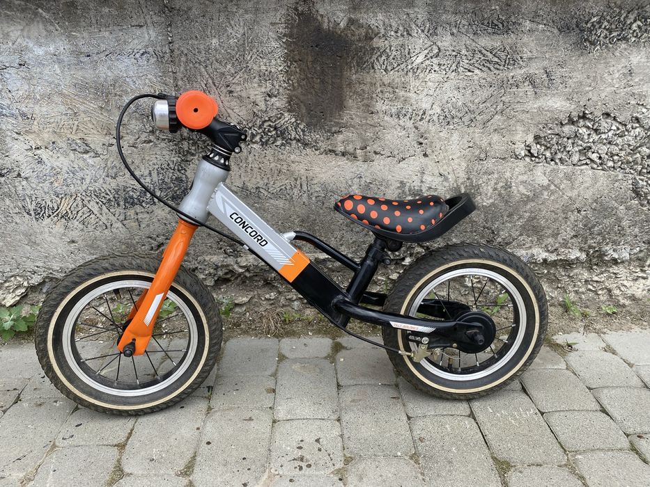 Дитячий біговел з ручними гальмами від 2-х років