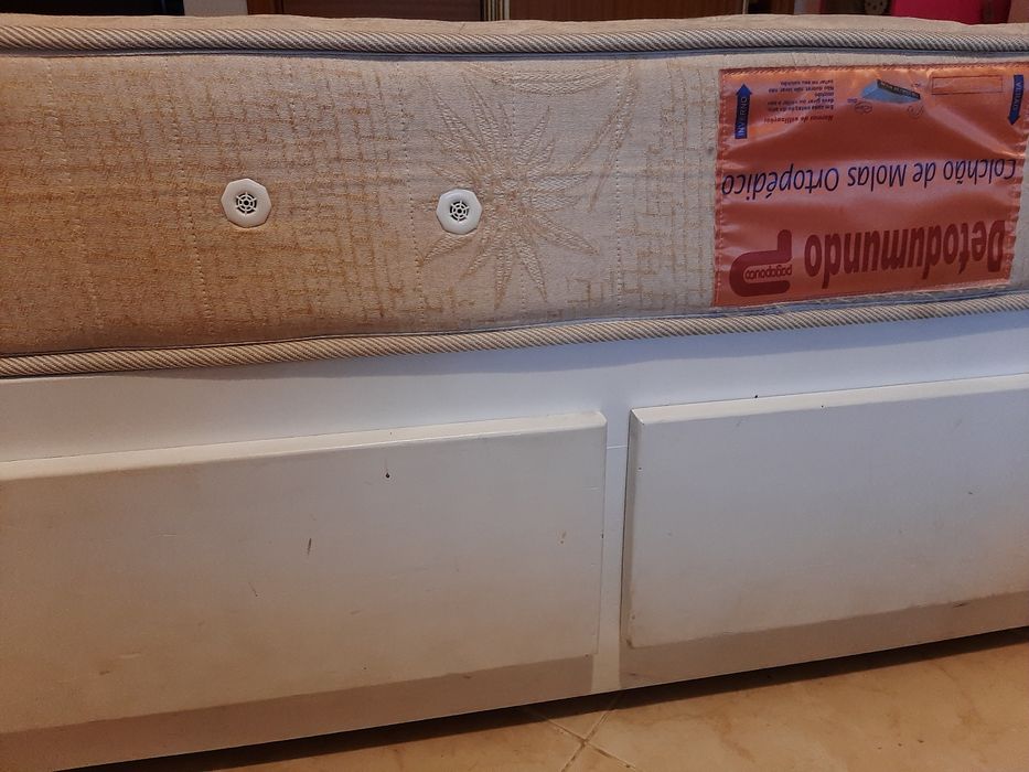 Duas camas individuais +escrivaninha