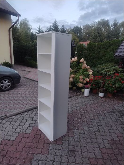 Regał z półkami