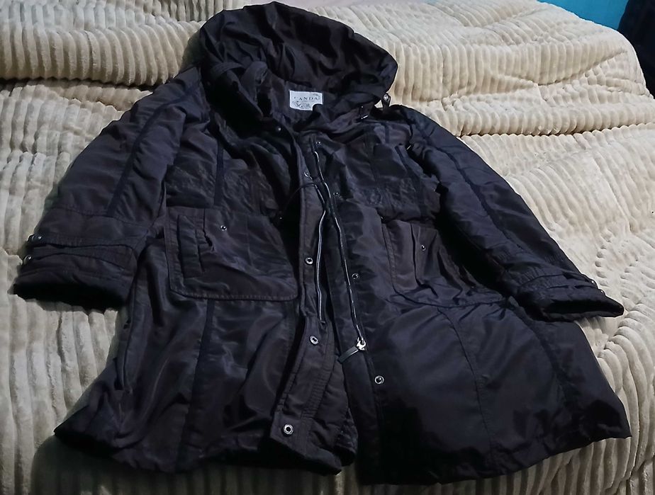 Casaco castanho escuro de inverno de mulher