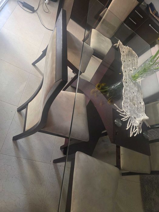 Mesa com 6 cadeiras + aparador