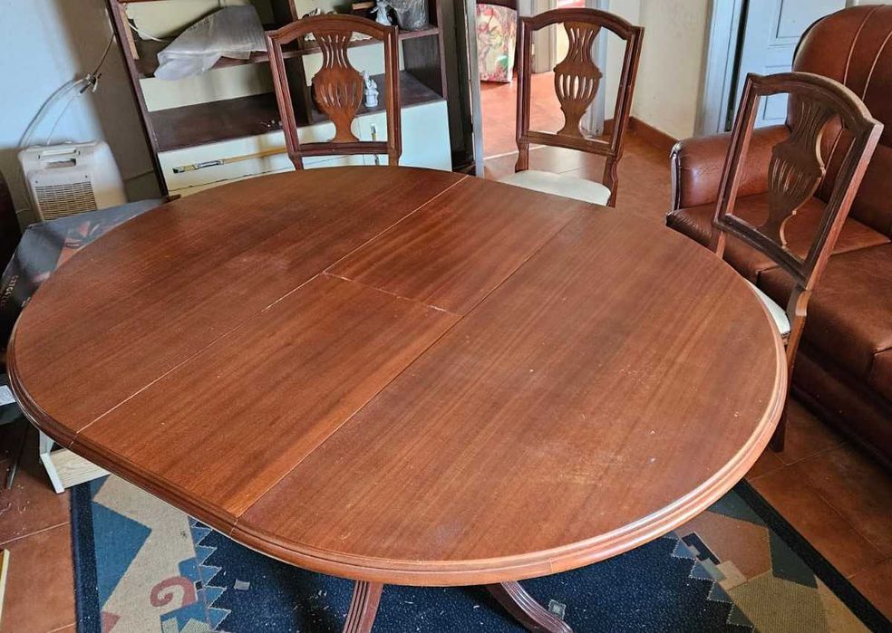 Mesa redonda, abre para oval com quatro cadeiras