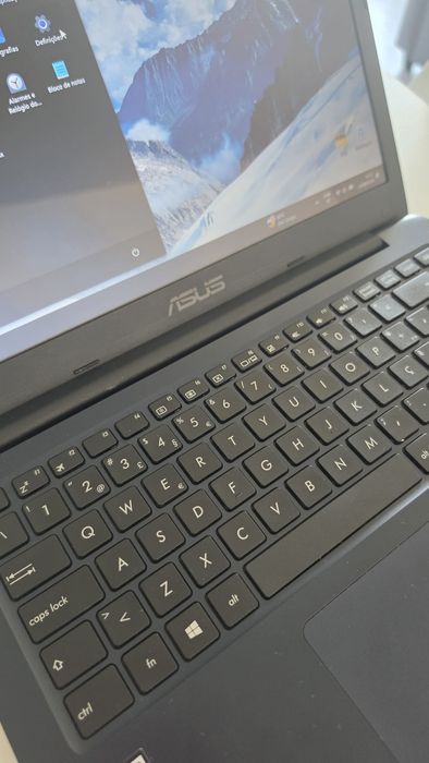 ASUS VivoBook E402WA