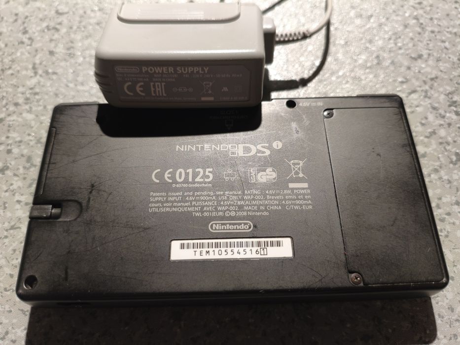 Nintendo DSI + carregador + Twilight Menu++