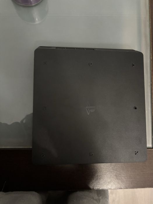 PlayStation 4 Slim e comando