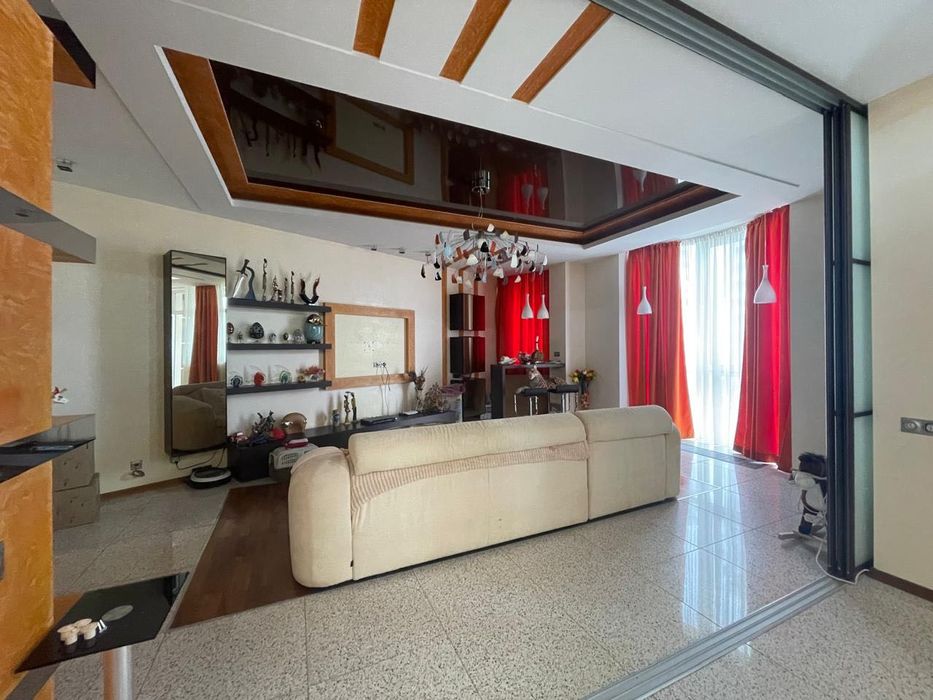 пр. Науки 77. Продам 4-к. квартиру.