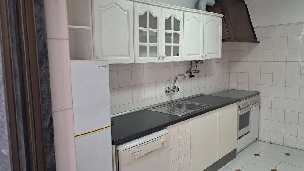 T1, com cozinha equipada na Parede