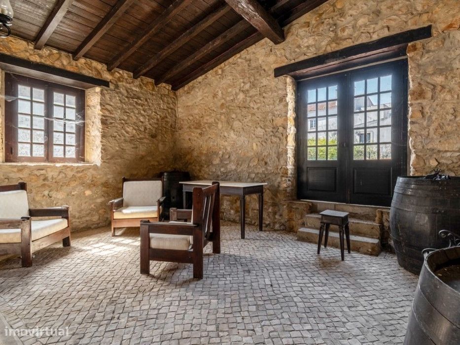 Casa Centenária com Grande Potencial em Olho Marinho, Óbidos