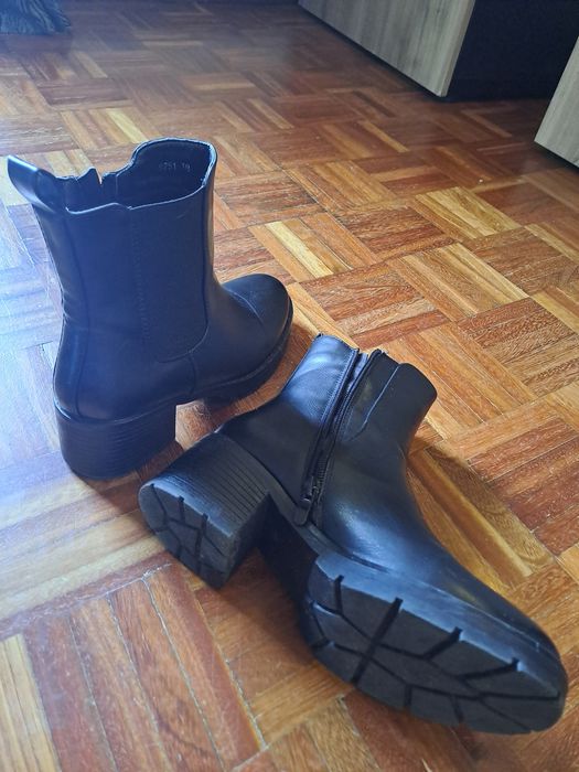 Botas pretas tipo pele 38