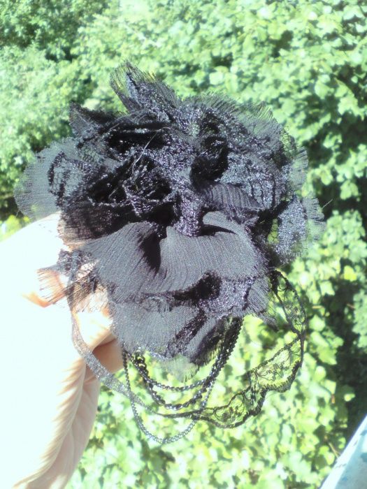 *Broszka, czarna róża