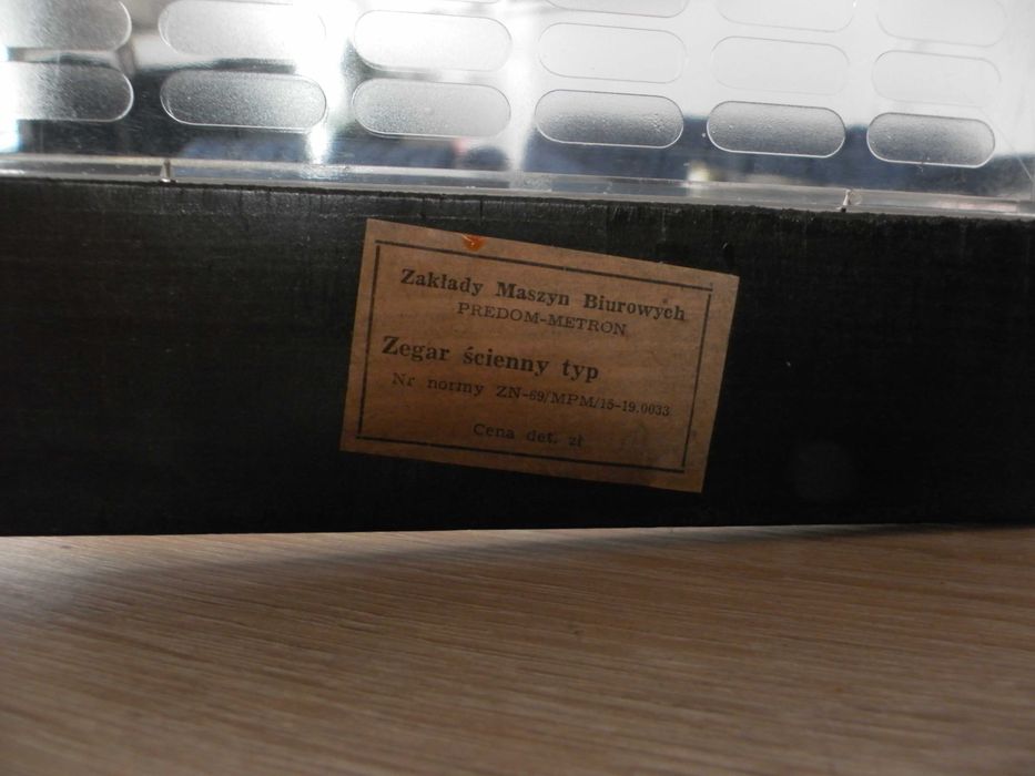 Zegar metron z kalendarzem klapkowym