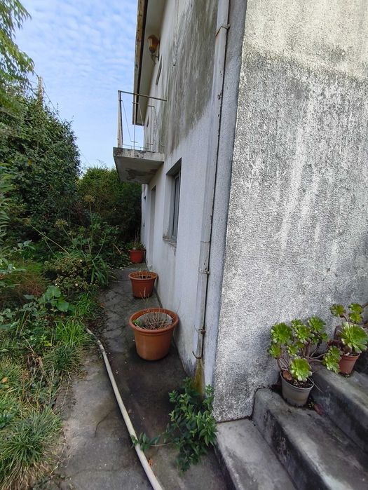 Moradia de 2 pisos com terreno e ótima localização