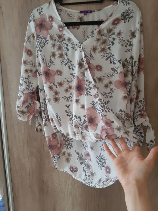 Damska bluzka w kwiaty XS