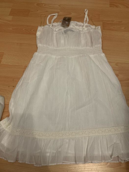 Білий сарафан.