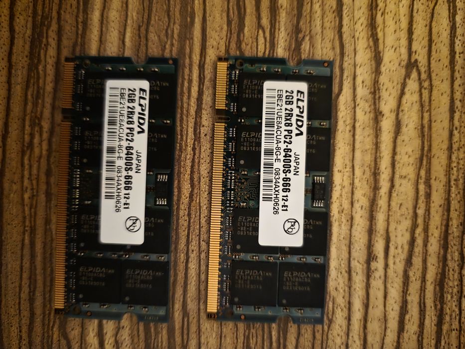 Dwie pamięci RAM do laptopa