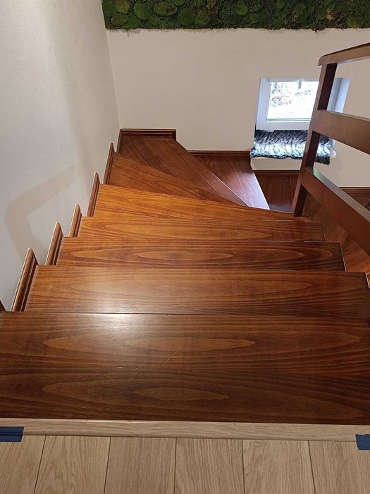 Schody drewniane z poręczą