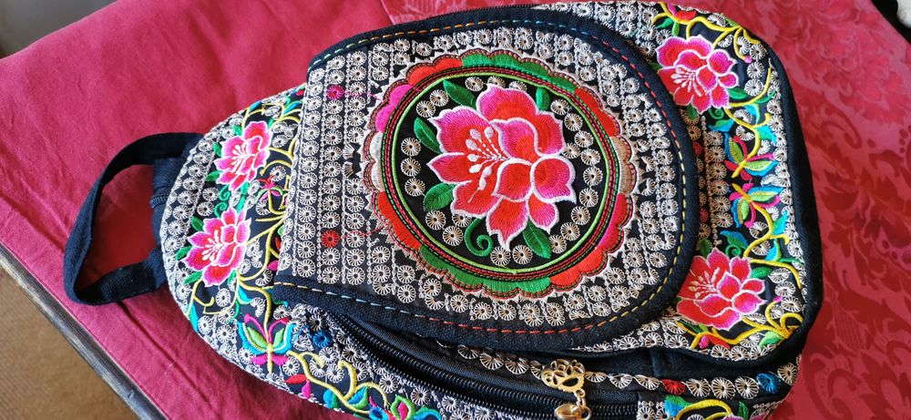 Mochila bordada colorida