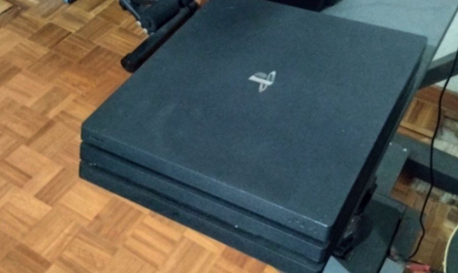 PS4 PRO com 1 t com 1 comando 1 jogo e fones  ver fotos ler descrição