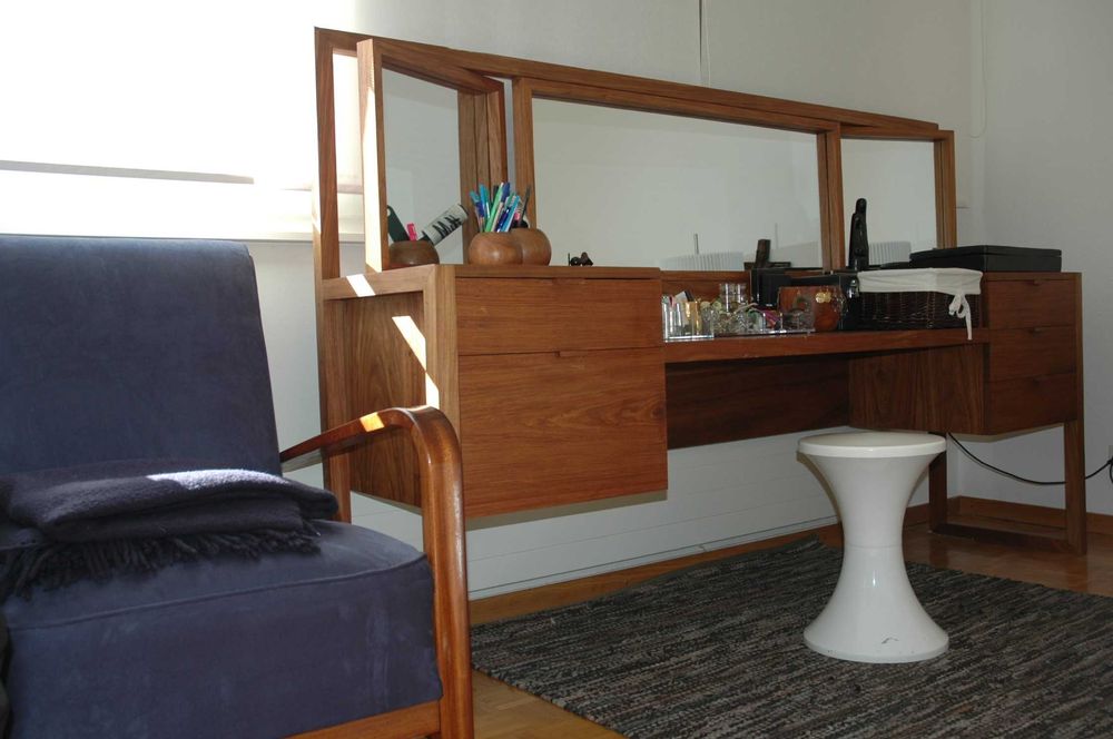 Toucador design vintage em madeira maciça de umbila (moçambicana)