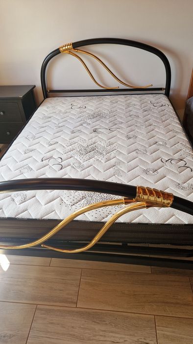 Cama de ferro preto e dourada