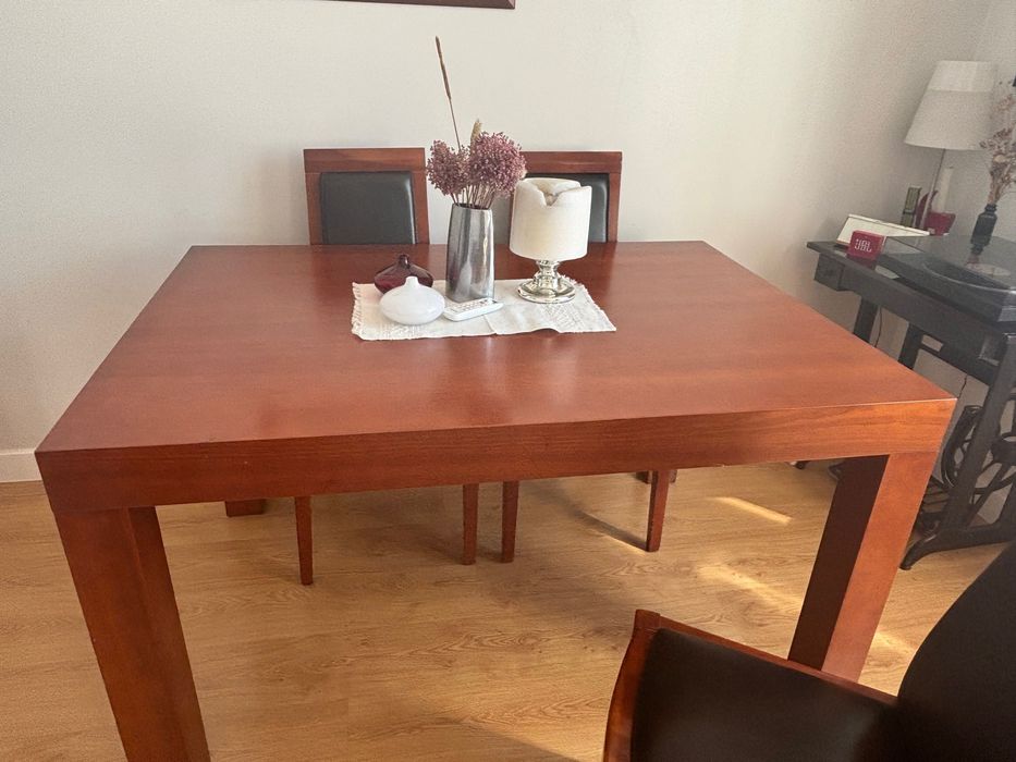 Mesa de jantar e 4 cadeiras, usada em ótimo estado (Produção Nacional)