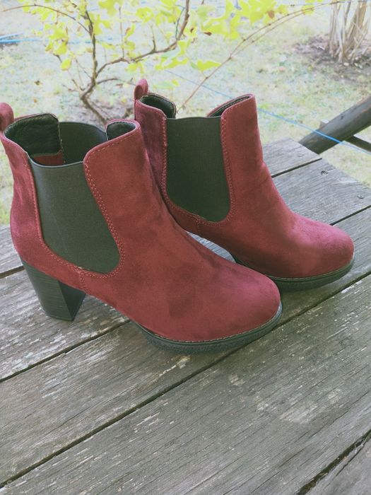 Bordowe buty za kostkę na obcasie