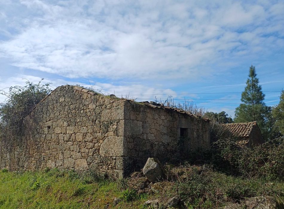 Terreno com palheiro e poço!