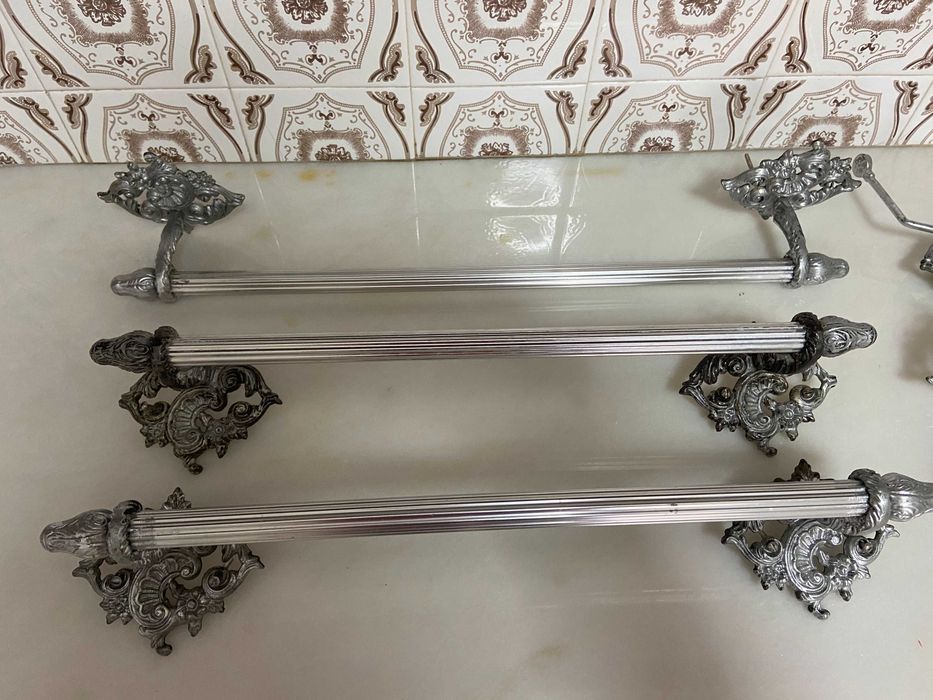 Lindíssimo conjunto antigo de acessórios de casa de banho