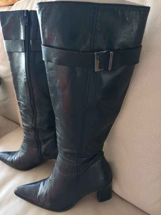 Botas altas pretas de pele