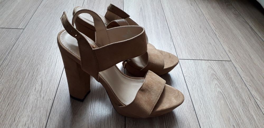 Buty na obcasie - marki House - rozmiar 36