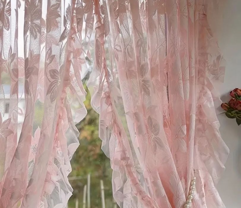 Delikatne koronkowe firanki z falbankami pudrowy róż styl shabby chic